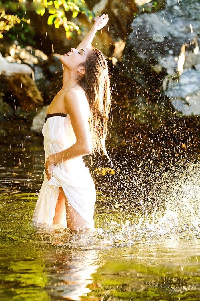 Marie Avgeropoulos in Samarinda