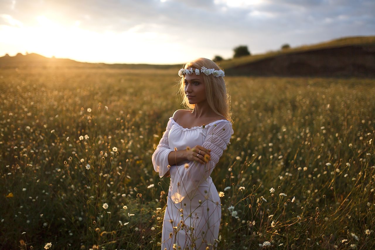 Girls in Slavic costumes in Samarinda